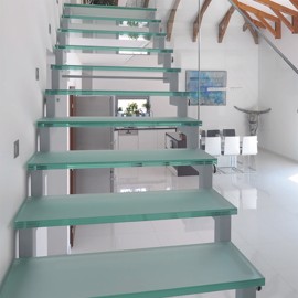 Glass steps in clear laminated glass for stairs